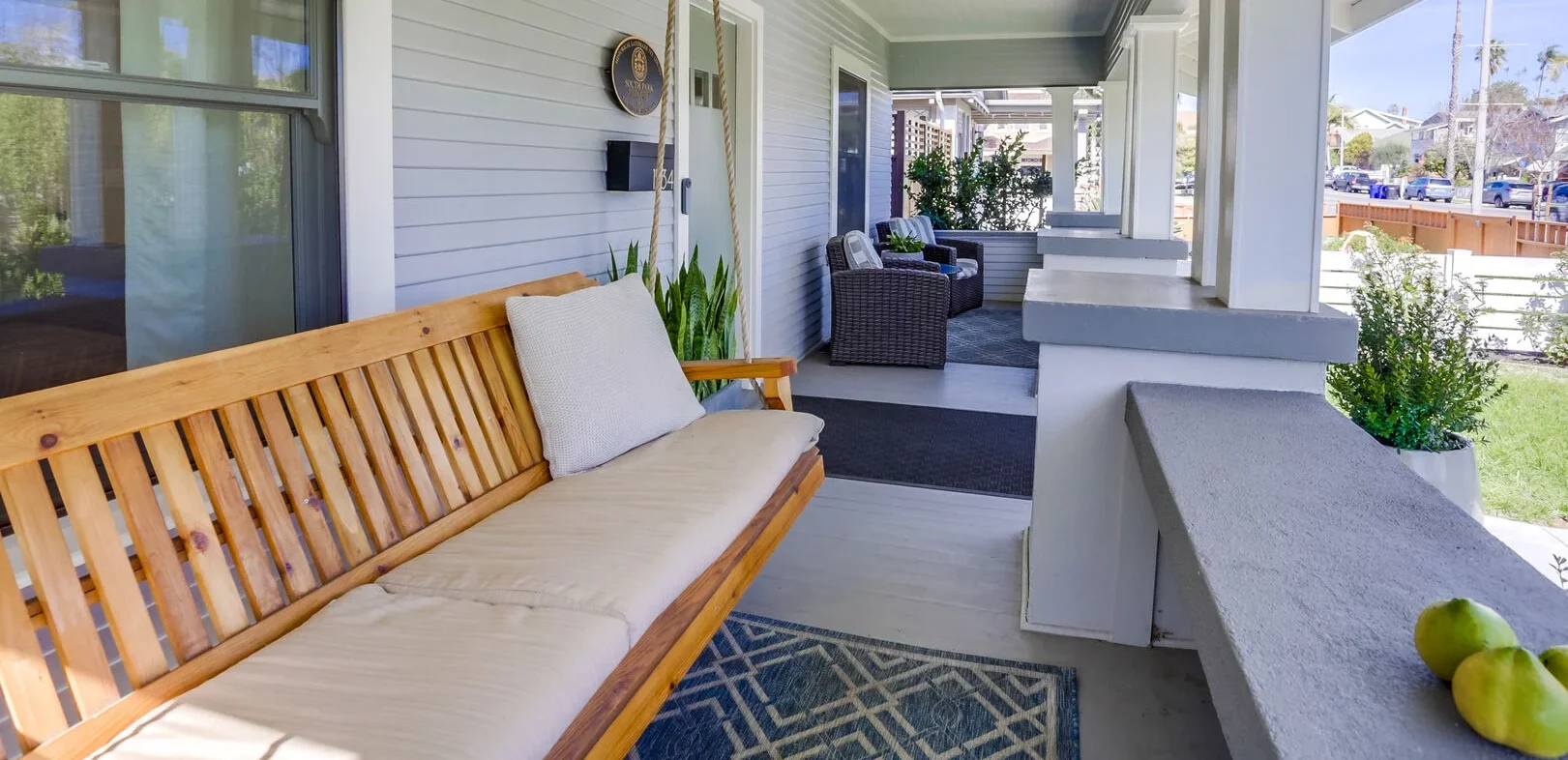 Weekend Rental - Porch with a swing